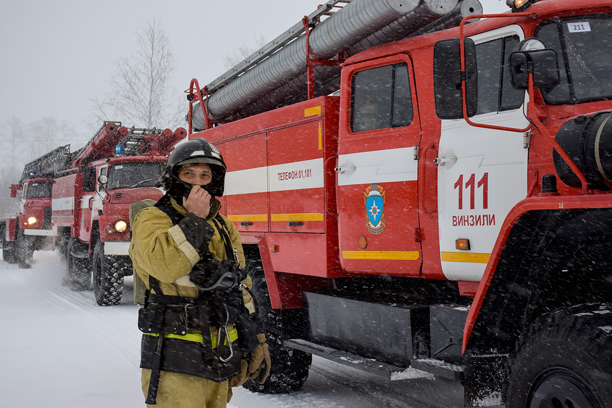 Пожарные 2021. Тюмень Винзили пожар. Пожарные Тюмень. Учения МЧС В Винзилях. Пожарная часть Винзили.