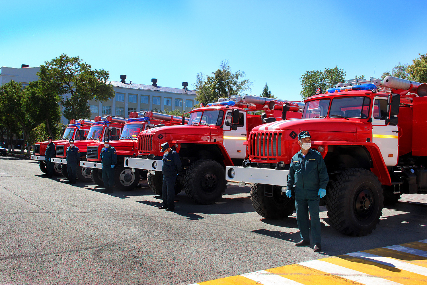 На вооружение областных огнеборцев поступили новые автомобили - Новости -  Главное управление МЧС России по Тюменской области