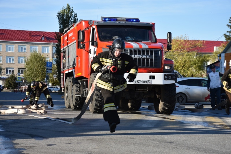 В Ишиме прошли соревнования по пожарно-прикладному многоборью