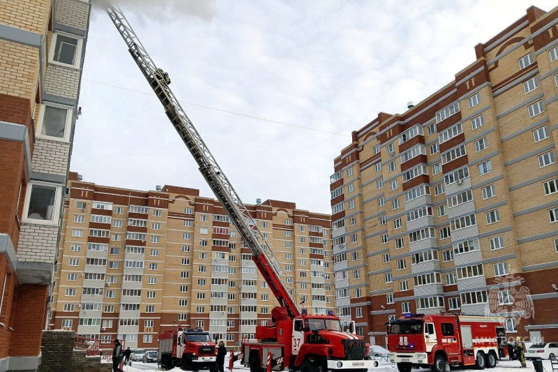 Тобольские огнеборцы ликвидировали пожар в многоквартирном доме