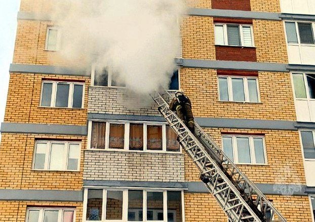 Тобольские огнеборцы ликвидировали пожар в многоквартирном доме