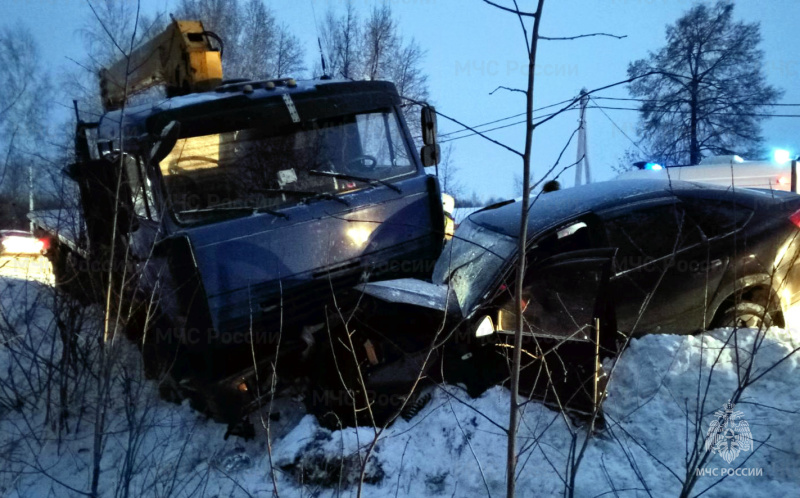 Тобольские пожарные ликвидировали последствия ДТП в городе и районе