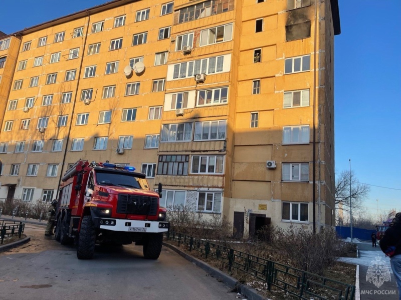 Тюменские огнеборцы спасли людей на пожаре в многоквартирном доме