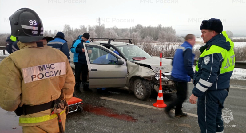 Заводоуковские пожарные ликвидировали последствия ДТП