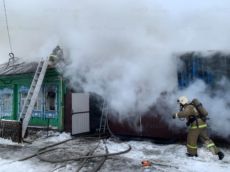 В Ялуторовске горели гараж и дом