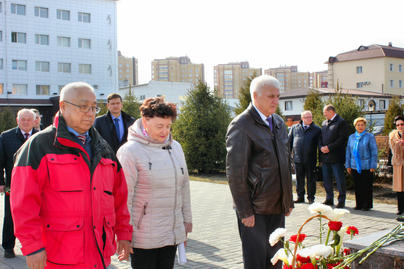 Цветы героям огненного фронта!