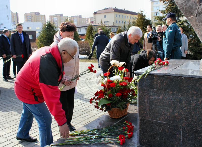 Цветы героям огненного фронта!